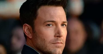 Ben Affleck y su inusual manera de fumar con el barbijo puesto