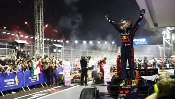 “Checo” Pérez ganó en Singapur y estiró la definición