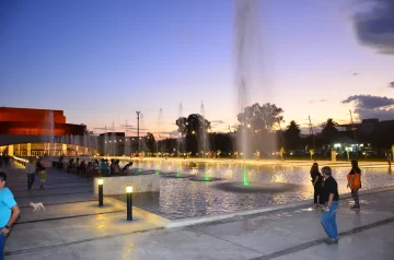 Invitan a contemplar el eclipse lunar en la plaza del Bicentenario