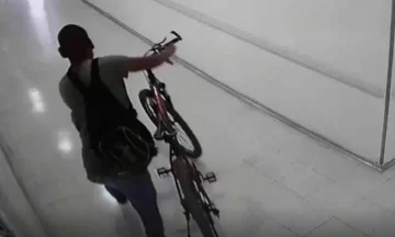 En plena cuarentena, le robaron la bicicleta a un médico que estaba de guardia