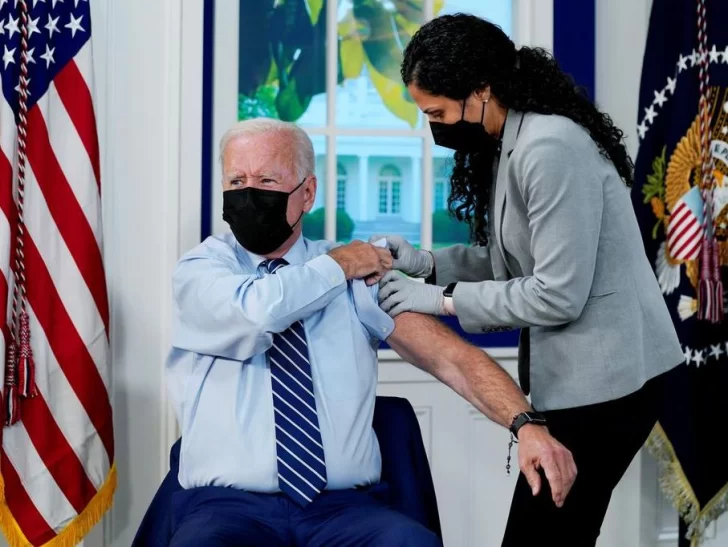 Joe Biden se colocó la tercera dosis de la vacuna contra el coronavirus