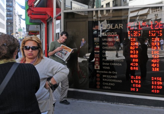 Dólar blue salta 4,2% pero opera por debajo del “solidario”