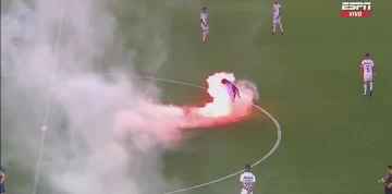 Los hinchas del Santos tiraron bengalas y cayeron en el campo cerca de los jugadores