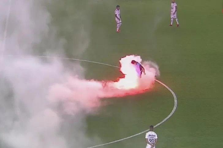 Los hinchas del Santos tiraron bengalas y cayeron en el campo cerca de los jugadores