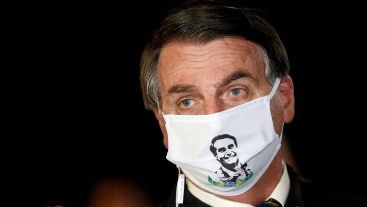 Periodistas demandarán a Bolsonaro por sacarse el barbijo al confirmar que tiene coronavirus