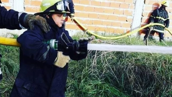 Un bombero de 15 años salvó a una mujer con maniobras de RCP en plena calle