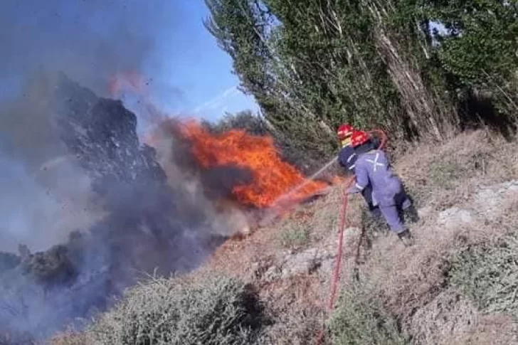 Una mujer bombero se cayó en medio de un incendio y terminó en el hospital