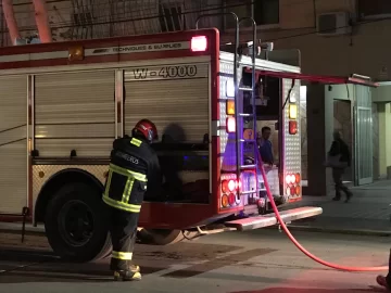 Revuelo en pleno centro por el incendio en la terraza de un edificio