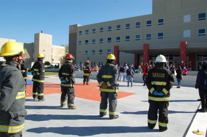 El homenaje de los Bomberos al personal del Rawson: “Ustedes están ahora en la primera línea”