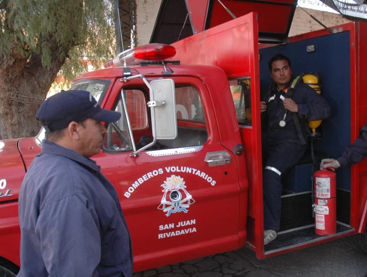 Dura situación: pesa 240 kg, se cayó de la cama y los Bomberos tuvieron que ayudarlo