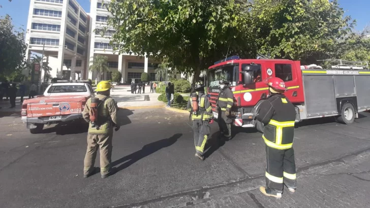 Desalojaron el Centro Cívico por amenaza de bomba y se toparon con principio de incendio