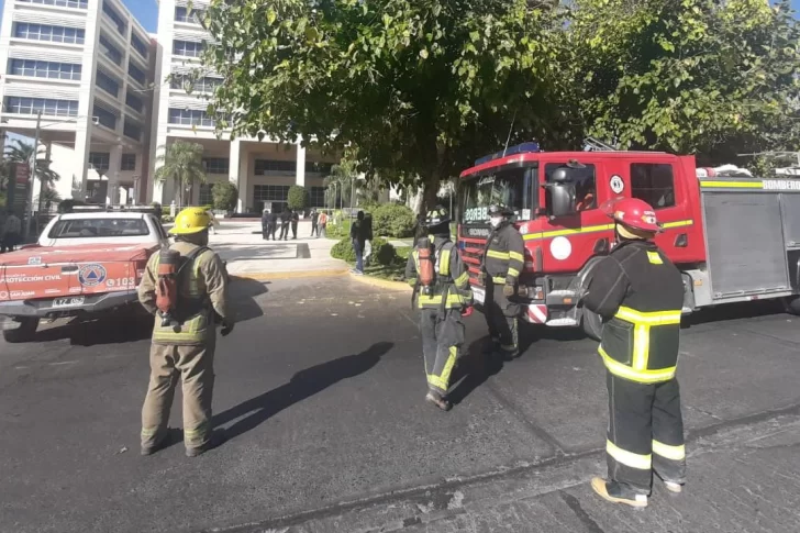 Desalojaron el Centro Cívico por amenaza de bomba y se toparon con principio de incendio