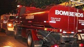 Un auto se incendió en el garaje de una vivienda y explotó el tubo de GNC