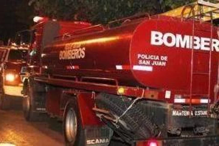 Bomberos fueron agredidos con piedras mientras sofocaban un incendio en Chimbas