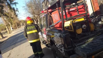 Un auto quedó reducido a chatarra luego de un incendio aparentemente intencional