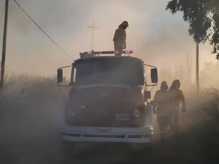 Un feroz incendio dejó pérdidas totales en una radio de San Martín