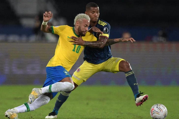 Con polémica incluida, Brasil lo dio vuelta ante Colombia en el 9no minuto adicionado