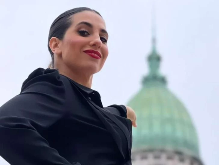 Cinthia Fernández bailó en ropa interior frente al Congreso