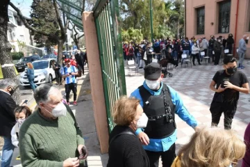 Hasta las 18 votó el 67% del padrón y siguen las largas filas en las escuelas de Bs As