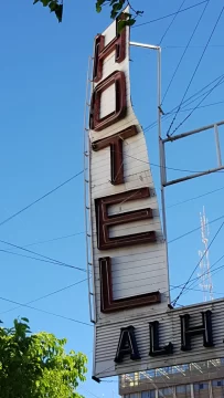 Se desplomó sobre la calle el enorme cartel colgante de un conocido hotel céntrico