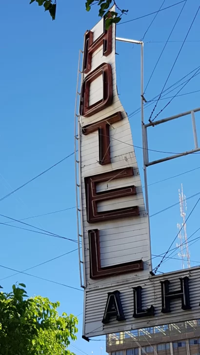 Se desplomó sobre la calle el enorme cartel colgante de un conocido hotel céntrico