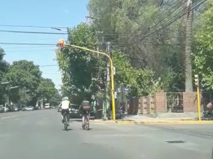 [VIDEO] Un grupo de ciclistas pasa cuando el semáforo está en rojo