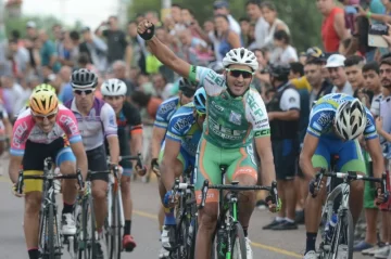 Dotti voló en la crono y lidera la general