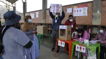 Cerraron los centros de votación en Bolivia tras unos comicios donde primó la calma