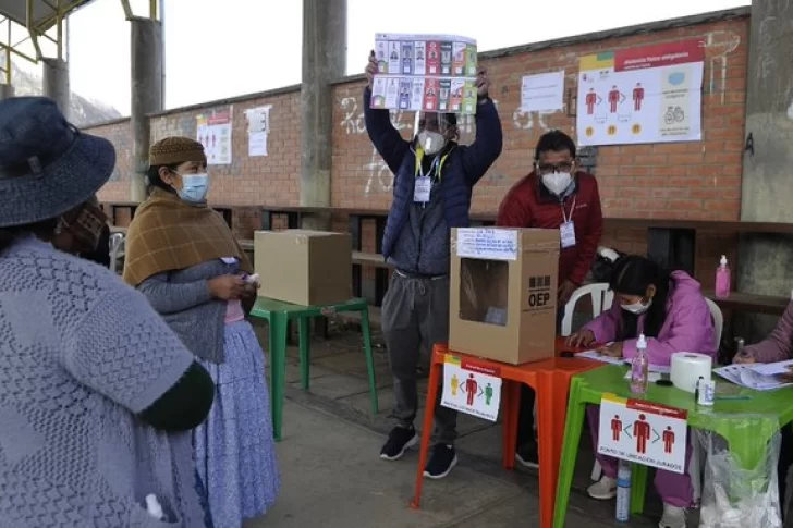 Cerraron los centros de votación en Bolivia tras unos comicios donde primó la calma