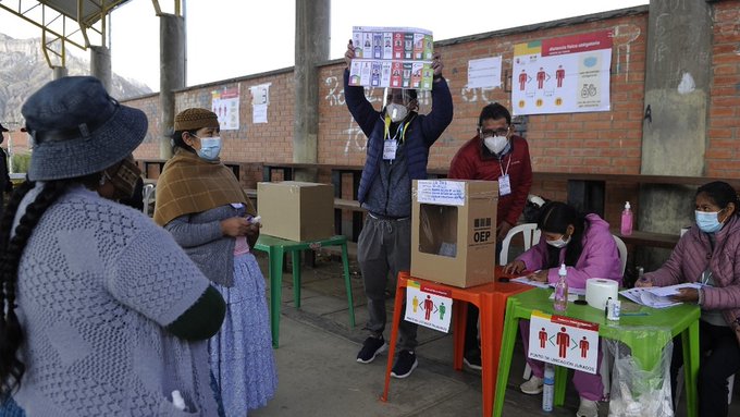 Cerraron los centros de votación en Bolivia tras unos comicios donde primó la calma