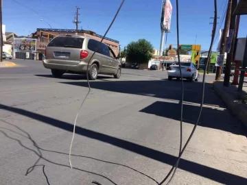 Circulaba en moto, embistió un cable que colgaba sobre la calle y cayó