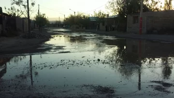 Se rompió un caño y el agua llegó hasta las casas de los vecinos