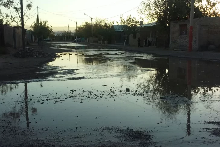 Se rompió un caño y el agua llegó hasta las casas de los vecinos