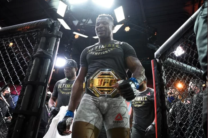 ‘El Depredador’:  el peso pesado camerunés que sacude el UFC con su brutal fuerza