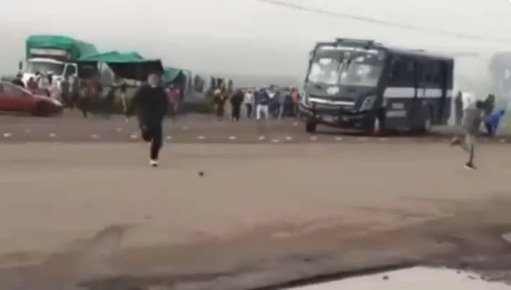 Espeluznante video de un camión policial mexicano que atropella a varios estudiantes