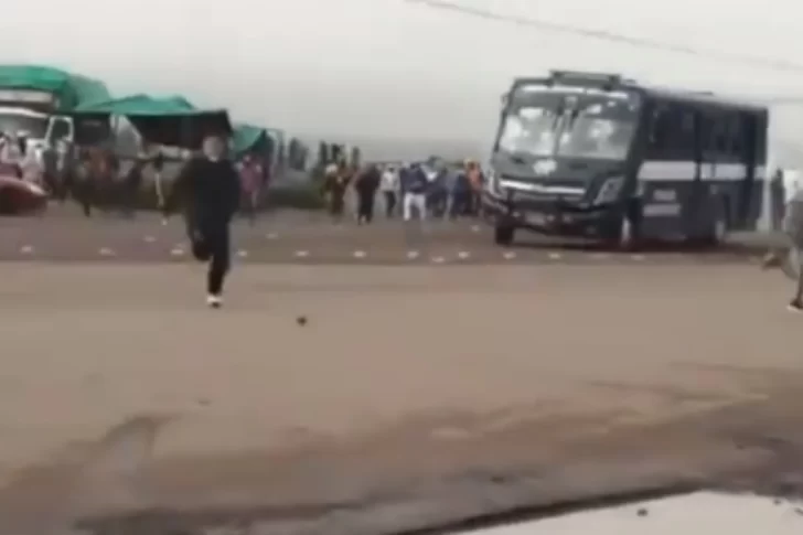 Espeluznante video de un camión policial mexicano que atropella a varios estudiantes