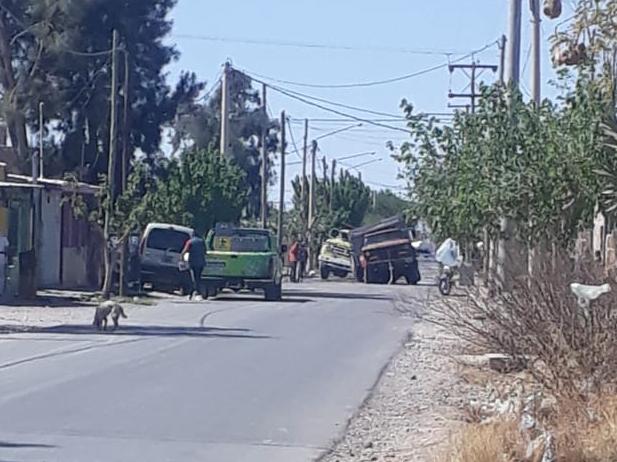 Tres vehículos se hundieron en medio del asfalto por un caño roto