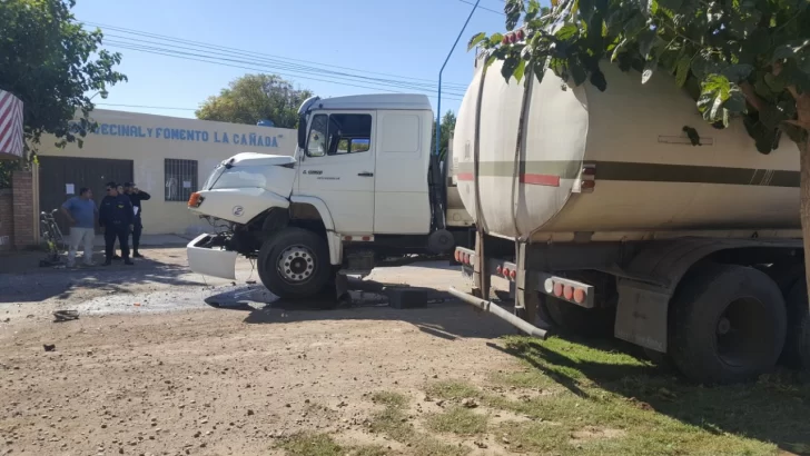 Espectacular choque entre una grúa y un camión: dos niños fueron hospitalizados