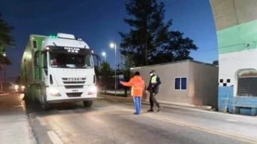 Cansados de esperar por un hisopado, camioneros pasaron por encima de un control policial