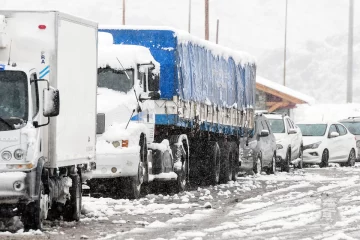 Miles de camioneros esperan la reapertura del paso Cristo Redentor hacia Chile