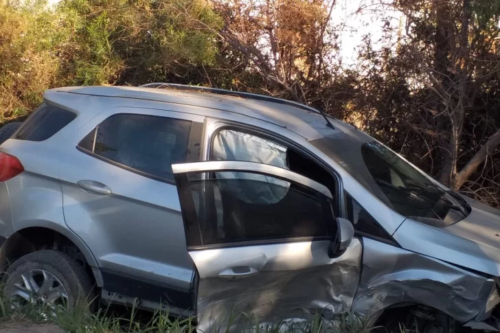 Una camioneta pasó de largo, rompió el guardarrail y terminó adentro de un desagüe