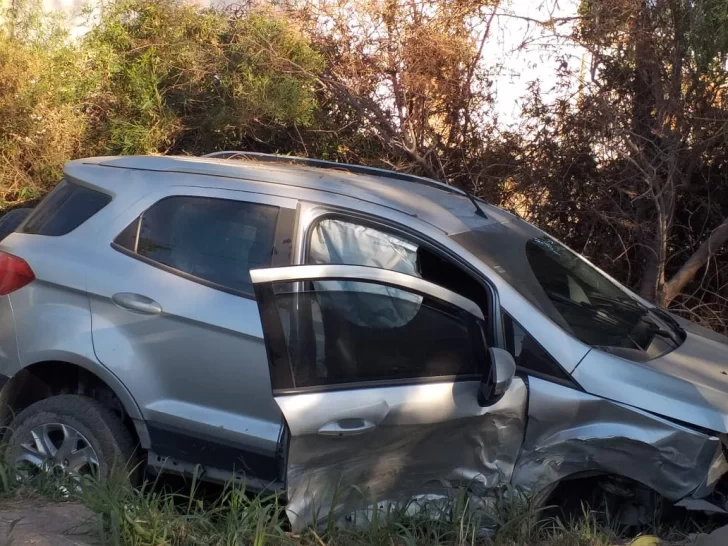 Una camioneta pasó de largo, rompió el guardarrail y terminó adentro de un desagüe