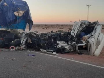 Terrible accidente: un camión chocó de frente con otro que estaba estacionado