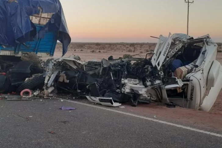 Terrible accidente: un camión chocó de frente con otro que estaba estacionado