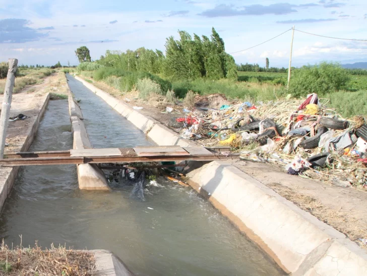 Sequía y tasas de riego: sólo en Chimbas sacan 25 t de basura de los canales por semana