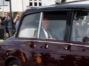 Carlos III saludó a la gente en el Palacio de Buckingham: “Dios salve al rey”