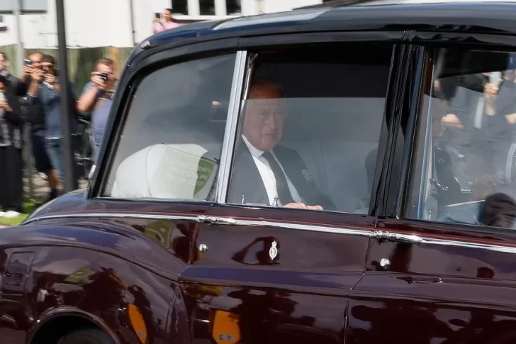 Carlos III saludó a la gente en el Palacio de Buckingham: “Dios salve al rey”