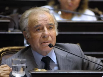 Internado en terapia intensiva, Menem “pasó muy bien la noche y está mejorando”