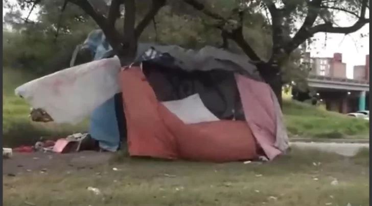 La pequeña vivía con su mamá en una carpa al lado de la autopista