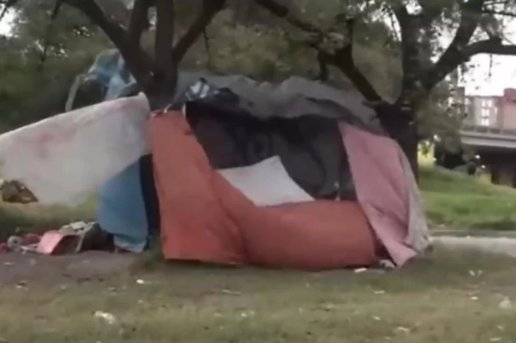 La pequeña vivía con su mamá en una carpa al lado de la autopista